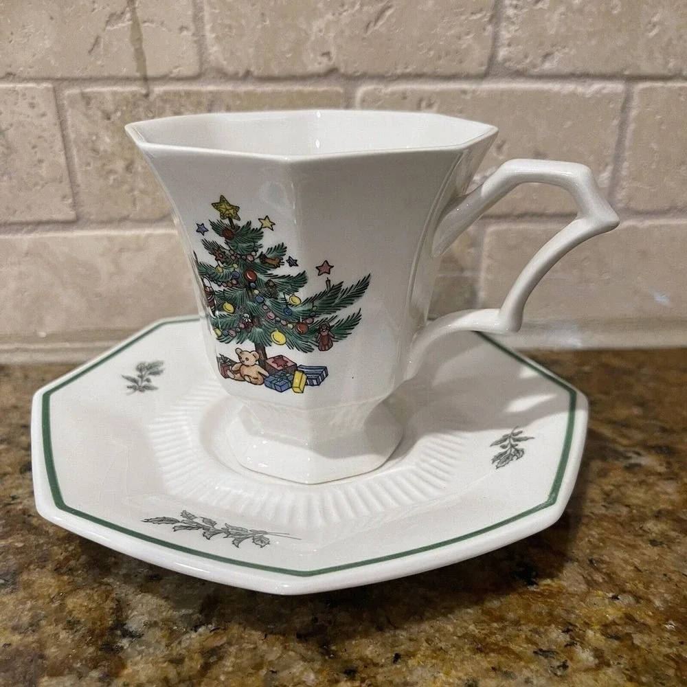Nikko Christmas Tree Christmastime Coffee Cups w‎ Match Saucers Ceramic Set Of 2